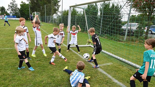 Weltmeisterlich spielen und Tore schießen? Das kann nicht nur die Nationalmannschaft, hier beweisen das die F-Junioren vom VfR Katschenreuth (Landkreis Kulmbach). Ronald Rinklef