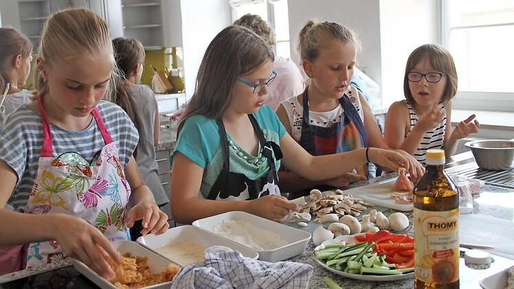 Es gibt H&auml;hnchenschnitzel in Knusperpanade und Schweineschnitzel mit Champignons. Fotos: gerda V&ouml;lk
