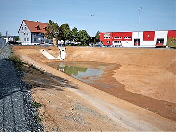 Der neu angelegte Hochwasserspeicher auf dem Firmengelände der Unternehmensgruppe Gammisch fasst 2500 Kubikmeter. Foto: Werner Reißaus