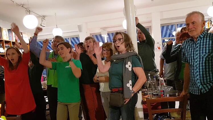 Die Grünen sprangen in Forchheim vor Freude in die Luft. Foto: Ronald Heck