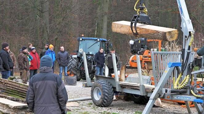 Der Säge-Spalt-Automat faszinierte die Waldbauern. Foto: Erlwein
