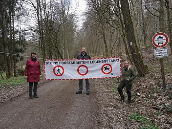 Das große Sperr- und Warnschild am Eingang zum Liesbachtal wurde in den  vergangenen Wochen von Spaziergängern und Wanderern nicht immer ernst  genommen und beachtet. Schönaus Bürgermeisterin Sonja Rahm (von links), Forstbetriebsleiter   Michael Kutscher (Bayerische Staatsforsten Bad Brückenau) und  Försterin Freya  Storath bitten dringend um Rücksichtnahme. Die Sperrung  wird voraussichtlich bis Juni diesen Jahres noch notwendig sein. Foto:  Marion Eckert
