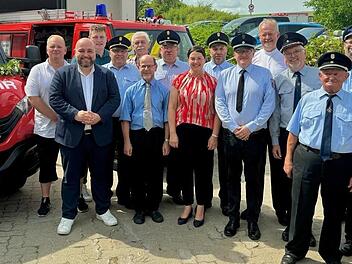 Freude bei den Ehrengästen bei der Einweihungsfeier für das TSF der Feuerwehr Seelach. Mit im Bild MdB Jonas Geissler (2. v. l.), Pfarrer Andreas Heindl (6. v. l.), Bürgermeisterin Angela Hofmann (8. v. l.), (bis 12. v. l.) KBR Frank Fischer, Komm...