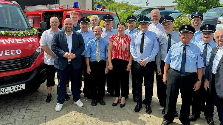 Freude bei den Ehrengästen bei der Einweihungsfeier für das TSF der Feuerwehr Seelach. Mit im Bild MdB Jonas Geissler (2. v. l.), Pfarrer Andreas Heindl (6. v. l.), Bürgermeisterin Angela Hofmann (8. v. l.), (bis 12. v. l.) KBR Frank Fischer, Komm...