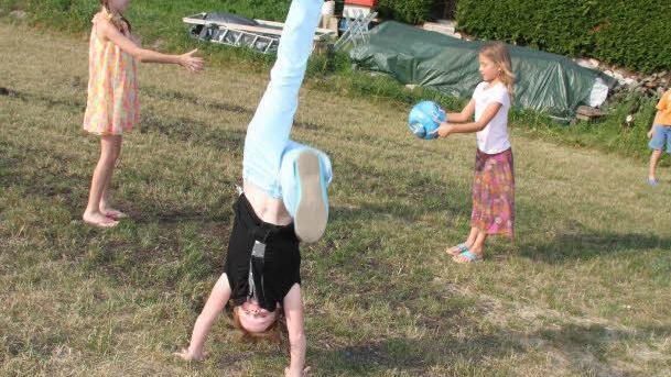 Auch die Mädels fühlen sich auf dem neuen Bolzplatz wohl: Während Annika Gottwald (10) Flic-Flacs und Handstand übt, spielen Alissa Schön (9) und Linda Marckmann (9) Ball.