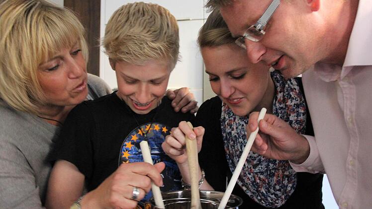 Familie Kramer aus Thurnau ist eines der vier Kandidaten-Teams beim großen Familien-Kochduell im Mönchshof. Foto: Katharina Müller-Sanke
