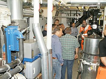 Jede Menge Technik: Das Eltmanner Hackschnitzelheizwerk und das neue Blockheizkraftwerk optimieren die Energie- und Wärmeversorgung in Eltmann. Der Stadtrat informierte sich zum Auftakt seiner Sitzung am Mittwochabend über die Anlage und besichtigte sie.  Fotos: Sabine Weinbeer