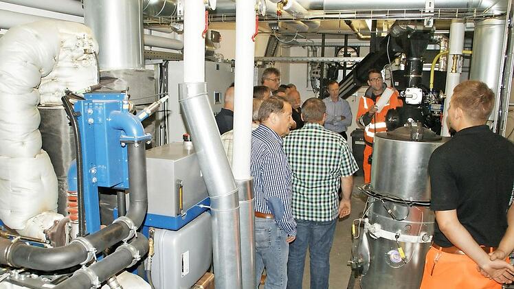 Jede Menge Technik: Das Eltmanner Hackschnitzelheizwerk und das neue Blockheizkraftwerk optimieren die Energie- und Wärmeversorgung in Eltmann. Der Stadtrat informierte sich zum Auftakt seiner Sitzung am Mittwochabend über die Anlage und besichtigte sie.  Fotos: Sabine Weinbeer