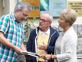 Informationen aus erster Hand: Pastor Gerd Kirchner (links) bespricht sich kurz vor seinem Urlaub mit Vertretungspfarrer und Kurseelsorger Bodo Kromus. Der Geistliche aus Norddeutschland ist mit seiner Lebensgefährtin Margarete Sobik in Bad Brückenau. Foto: Rolf Pralle