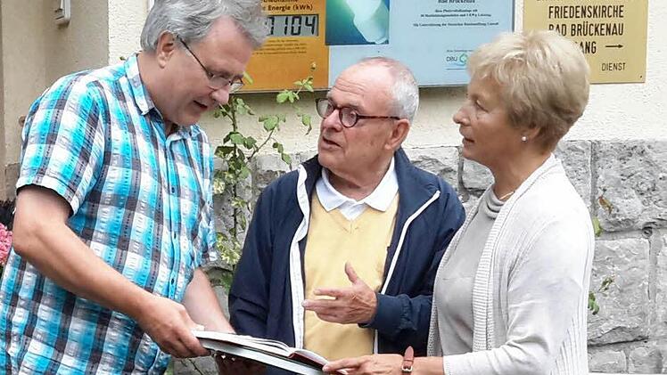 Informationen aus erster Hand: Pastor Gerd Kirchner (links) bespricht sich kurz vor seinem Urlaub mit Vertretungspfarrer und Kurseelsorger Bodo Kromus. Der Geistliche aus Norddeutschland ist mit seiner Lebensgefährtin Margarete Sobik in Bad Brückenau. Foto: Rolf Pralle