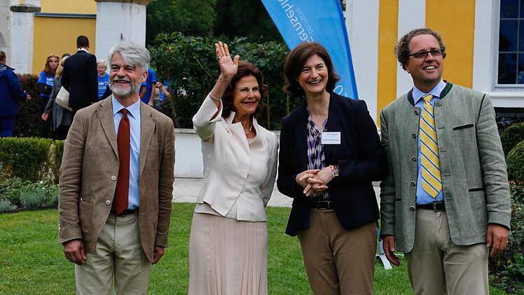 Die winkende Königin Silvia: Flankiert wird sie von Christian Kipper, Geschäftsführer der Deutschen Fernsehlotterie (links) , Andrea Möhringer, Geschäftsführerin der World Childhood Foundation sowie Benedikt Graf Bentzel, Geschäftsführer Erlebnispark Schloss Thurn.  Fotos: Matthias Hoch