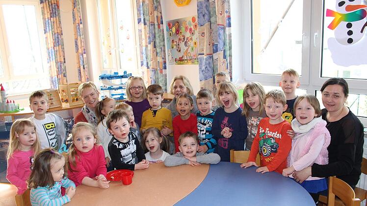 Bärbel Slowik inmitten ihrer aktuellen Kindergartengruppe mit den Kolleginnen Gudrun Müller (links) und Natalja Zisch.Julia Raab