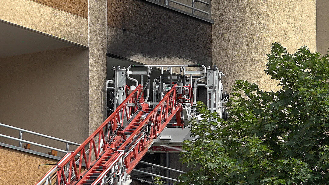 Nürnberg: Feuer in Wohnhaus - Feuerwehr rettet Bewohner