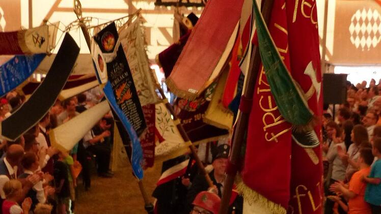 Eindrucksvoll der Fahneneinzug ins vollbesetzte Gössenreuther Festzelt.