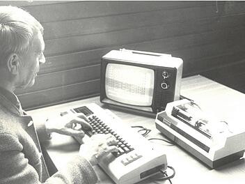 Ein Blicks ins Tageblatt-Archiv zum Thema "100 Jahre Volkshochschule Coburg":  einer der ersten Computer, über die man sich 1982 freute.