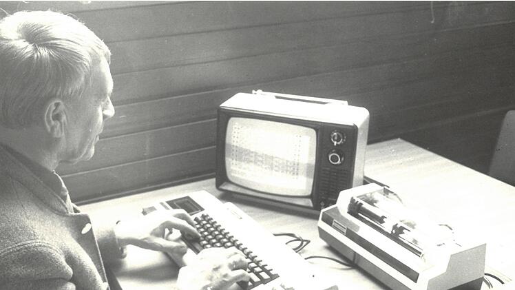 Ein Blicks ins Tageblatt-Archiv zum Thema "100 Jahre Volkshochschule Coburg":  einer der ersten Computer, über die man sich 1982 freute.