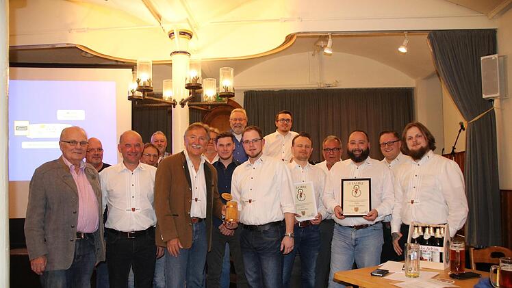 Generationenwechsel beim Büttnerfachverein Kulmbach: Achim Schneider (vorne,Dritter von links) gab das Amt des Vorsitzenden an Michael Zapf (rechts daneben) ab. Mit im Bild die alten und neuen Vorstandsmitglieder, die Geehrten Florian Wiemann und Florian Bär (mit Urkunde) und Ehrenvorsitzender Heinz Büttner (links). Foto: Katrin Geyer