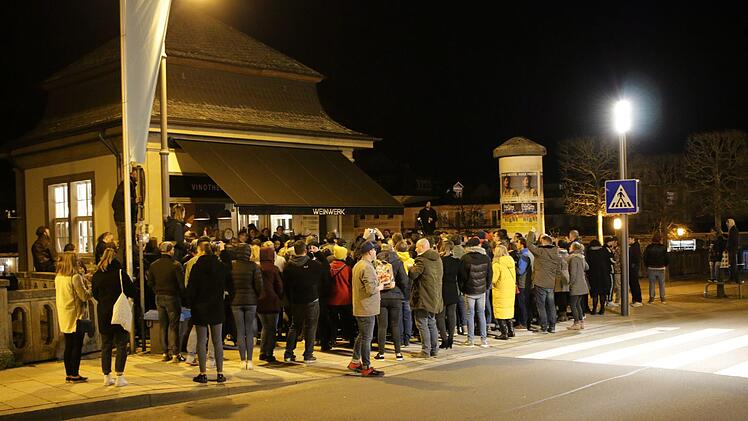 Nach kurzfristiger Konzertabsage: Max Herre gibt spontanes Straßenkonzert in Bad Kissingen . Foto: Benedikt Borst