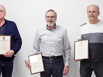 Bürgermeister Georg Hollet (r.) mit den ausscheidenden Gemeinderatsmitgliedern Dietmar Kaiser, Helmut Körber, Herbert Hümmer und Friedrich Hollet (von links) Foto: Georg Hütgens
