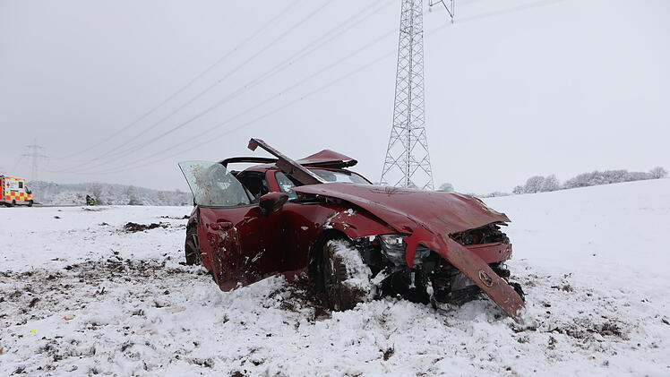Mazda &uuml;berschl&auml;gt sich: Autofahrer verletzt