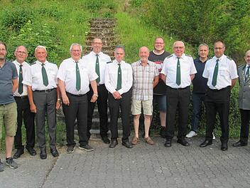 Stellvertretender Bürgermeister Christian Fenn (links) und Gauschützenmeister Armin Hahn (rrechts) gratulierten zu den Ehrennadeln und den Gesellschaftmeister-Abzeichen (von links) Schützenmeister Heinz Frötschner, Manfred Pakull, Reiner Reuß, Pet...