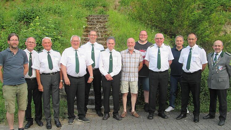 Stellvertretender Bürgermeister Christian Fenn (links) und Gauschützenmeister Armin Hahn (rrechts) gratulierten zu den Ehrennadeln und den Gesellschaftmeister-Abzeichen (von links) Schützenmeister Heinz Frötschner, Manfred Pakull, Reiner Reuß, Pet...