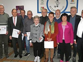 Seit nunmehr 50 Jahren halten diese Frauen und Männer dem ATS Kulmbach die Treue. Von rechts Sparkassenvorstand Harry Weiß, stellvertretender Landrat Dieter Schaar, Bürgermeister Frank Wilzok und ATS-Vorstandsvorsitzende Heidesuse Wagner.