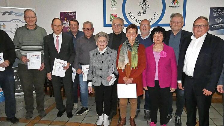Seit nunmehr 50 Jahren halten diese Frauen und Männer dem ATS Kulmbach die Treue. Von rechts Sparkassenvorstand Harry Weiß, stellvertretender Landrat Dieter Schaar, Bürgermeister Frank Wilzok und ATS-Vorstandsvorsitzende Heidesuse Wagner.