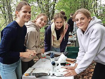 Schülerinnen der 9a bei der Bodenanalyse (Julie Veth, Maja Henning, Josefine Friederich und Nora Eberlein).