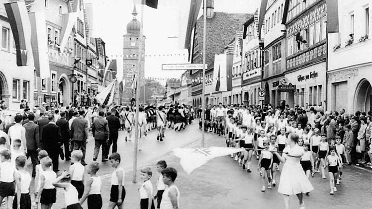 Große Festumzüge krönten die Jubiläen 1963 (unser Bild) und 1988. Ob auch im kommenden Jahr wieder tausende Besucher den Marktplatz säumen werden, wenn der TV sein 150. Jubiläum feiert?  Fotos: Archiv