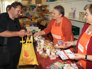 Wolfgang bekommt von Helene Schamann und Aloisia Ihrig-Braune die benötigten Lebensmittel.  Foto: G. Bauer