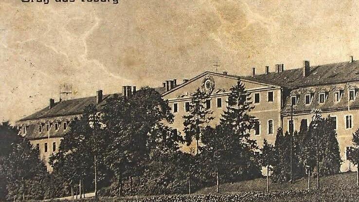 Die Kaserne des früheren Infanterieregiments 95 wurde ursprünglich nicht als Militärbau errichtet, sondern in den Jahren von 1804 bis 1808 als "Herzogliches Ökonomie- und Fabrikgebäude" zur Förderung von Handel und Gewerbe.