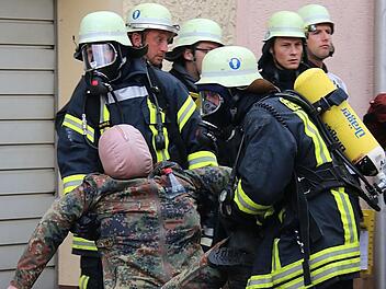 Tatkräftiger Einsatz: Die Personenrettung war eine der Aufgaben im Rahmen der Großübung in Westheim, an der insgesamt zwölf heimische Wehren teilnahmen. Foto: Gerd Schaar