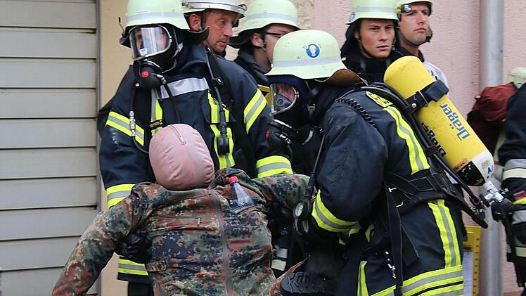 Tatkräftiger Einsatz: Die Personenrettung war eine der Aufgaben im Rahmen der Großübung in Westheim, an der insgesamt zwölf heimische Wehren teilnahmen. Foto: Gerd Schaar