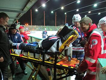 Das Aus für Andi Hampl: Nach einer schweren Schulterverletzung wurde der Spieler der Kissinger Wölfe ins Krankenhaus gefahren.  Foto: Isi Reinl