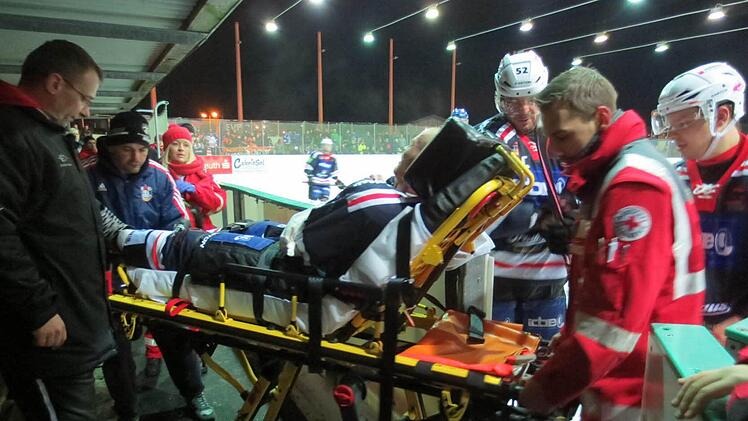 Das Aus für Andi Hampl: Nach einer schweren Schulterverletzung wurde der Spieler der Kissinger Wölfe ins Krankenhaus gefahren.  Foto: Isi Reinl