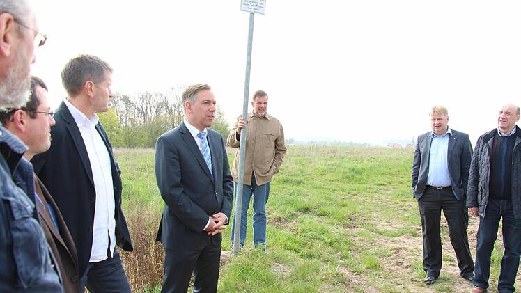 Oberflächlich sieht man von der stillgelegten Mülldeponie in Lonnerstadt nichts mehr. Hier Landrat Alexander Tritthart (Mitte) und Kreisräte beim Ortstermin Foto: Christian Bauriedel