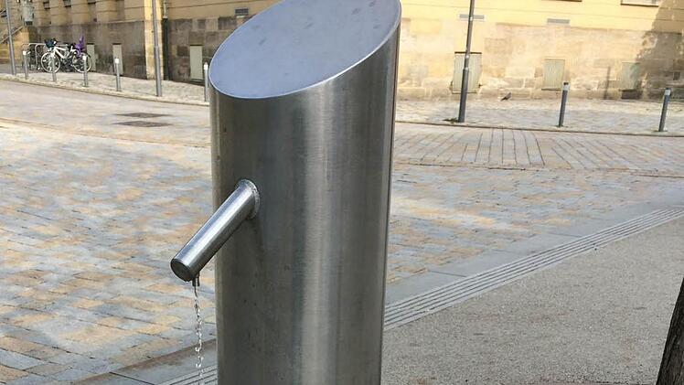 Die neue Brunnenstehle am Theaterplatz. Foto: Oliver Schmidt