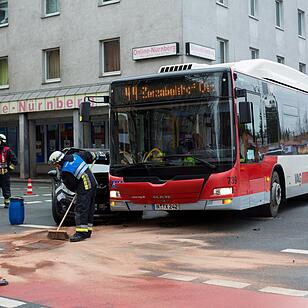 Nürnberg: Auto kracht gegen Bus