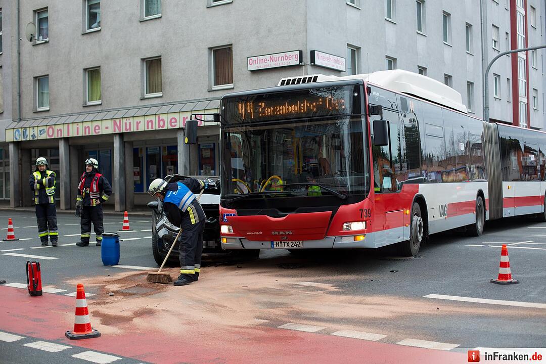 Nürnberg: Auto kracht gegen Bus