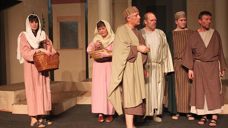 Eindrücke von den Proben zu den Tettauer Passionsspielen. Foto: Veronika Schadeck