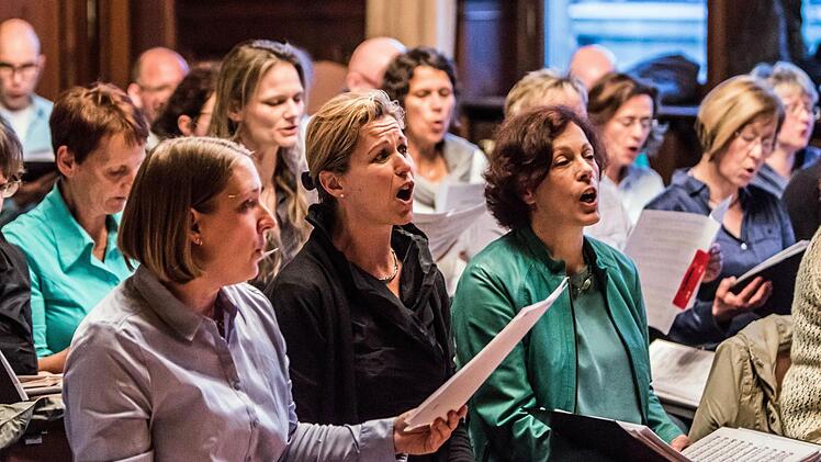 Der Coburger Chor "Unerhört" probt für sein Jubiläumskonzert, das am 24. April im Kongresshaus stattfindet.Foto: Jochen Berger