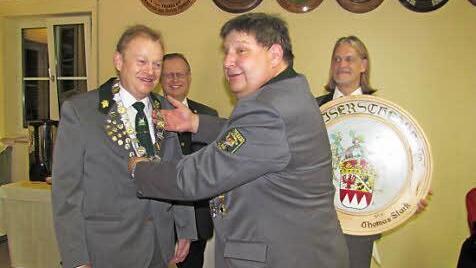 Bei der Schützengilde Scheuerfeld Mühlengrund gibt es auch einen Schützenkaiser, den König der Schützenkönige quasi. Auf unserem Bild proklamiert Oberschützenmeister Matthias Heider gerade Thomas Stark zum Schützenkaiser, und das bleibt er auch ein paar Jahre.