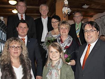 Heike Freß, Stefan Lüdecke, Bernd Lutz, Bernd Bindrum, Michaela Pecht, Nadine Schramm, Klaudia Lorz, Günther Stottele und Christian Senff nach der Ehrung im alten Brauhaus in Hemmendorf  Foto: Ralf Kestel