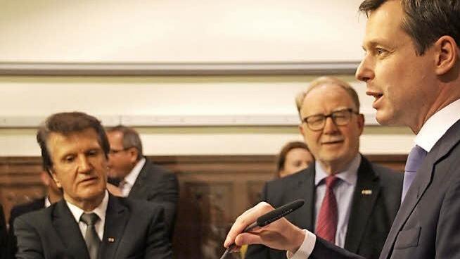 HK-Präsident Friedrich Herdan und Bundestagskollege Hans Michelbach lauschten dem Parlamentarischen Staatssekretär Thomas Silberhorn in der ersten Reihe. Foto: Simone Bastian