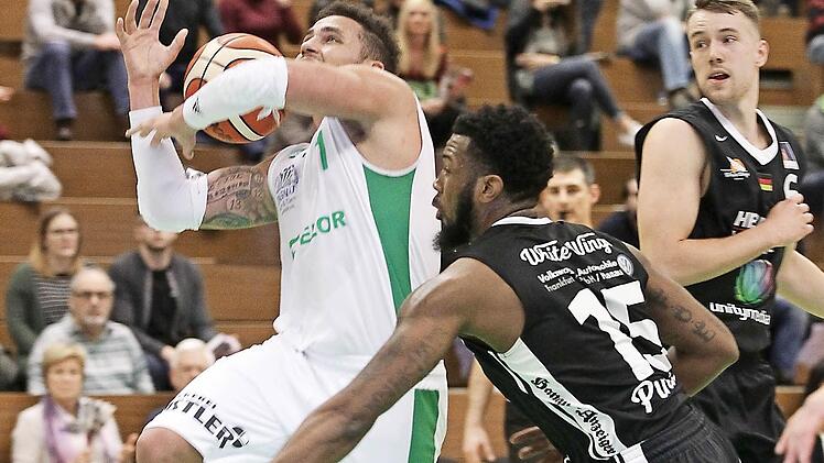Der Baunacher Malik Müller (l.) wird beim Korbleger von Kruize Pinkins gefoult. Foto: sportpress