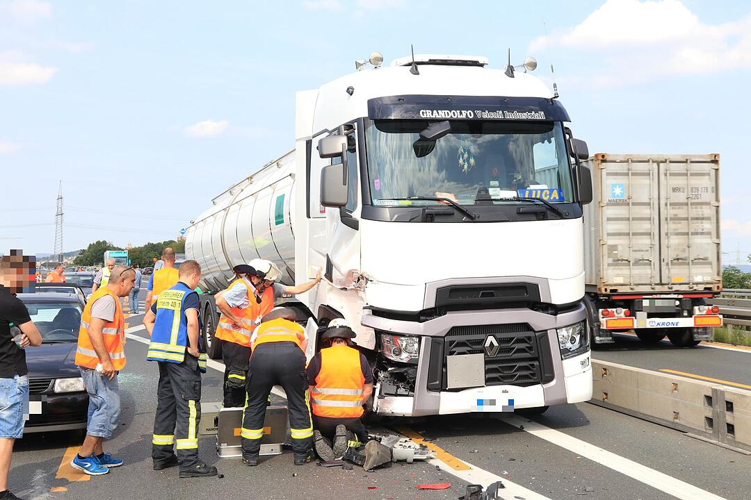 Unfall auf A73 legt den Verkehr um Forchheim lahm