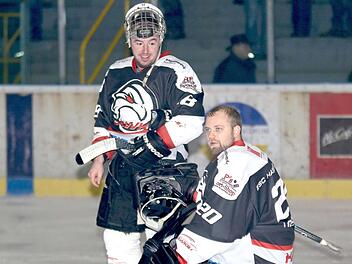 Auch der Haßfurter Torwart Martin Hildenbrand (rechts) und Teamkollege Philipp Bates hoffen auf ein erfolgreiches Abschneiden beim Derby im Schweinfurter "Icedome". Auf ähnliche Szenen wie in der letzten Saison können beide ESC-Cracks allerdings gerne verzichten. Bei einem Sieg würden die "Hawks" zumindest vorübergehend wieder die Tabellenspitze übernehmen. Foto: rn