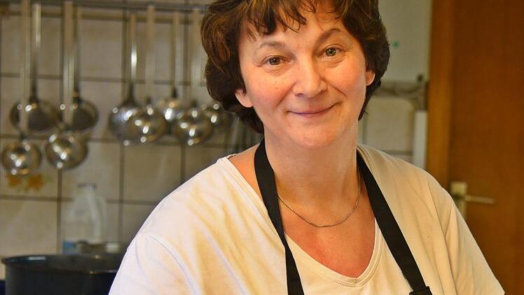Mit Suppe vom Muskatkürbnis startet das Menü im Gasthaus Hofmann, zubereitet von der Wirtin Heidrun Mücke  Gabi Arnold