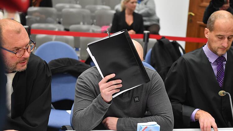 Thorsten P. (Bildmitte), hier mit seinen Verteidigern Dieter Widmann und Oliver Teichmann, galt als Sektionsleiter der Bamberger "Weisse Wölfe Terrorcrew". Foto: Ronald Rinklef/Archiv